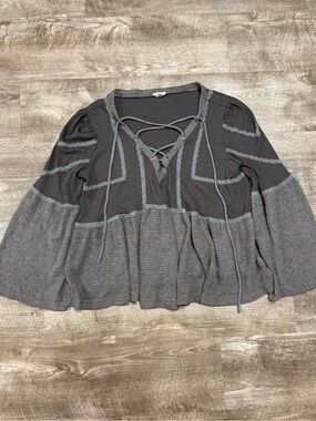 POL Long Sleeve Grey Babydoll Top with Lace Up Neckline Size Medium